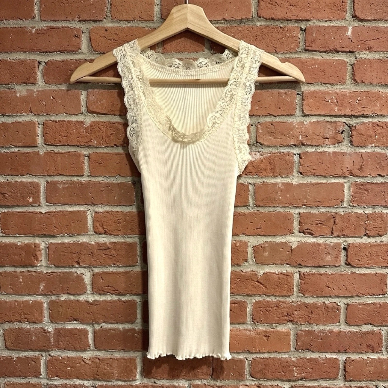 Camiseta de alças com renda romântica – photo 2